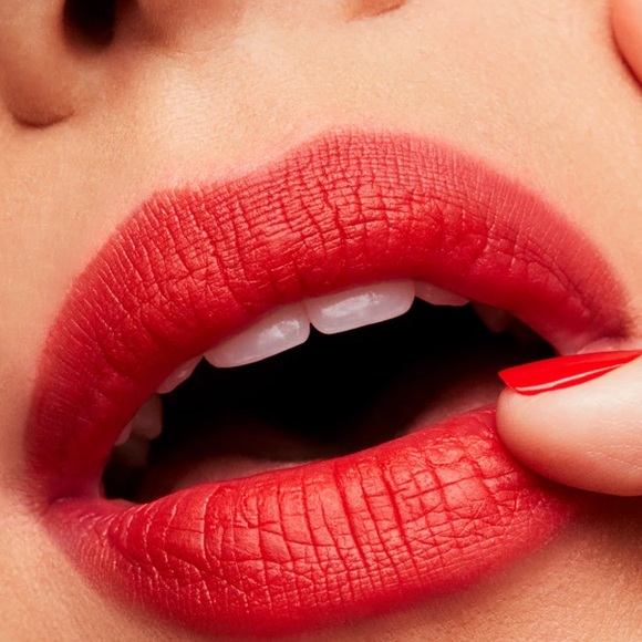 MAC- RETRO MATTE LIPSTICK   DANGEROUS- Orangey red matte(702) - Picture 4 of 5